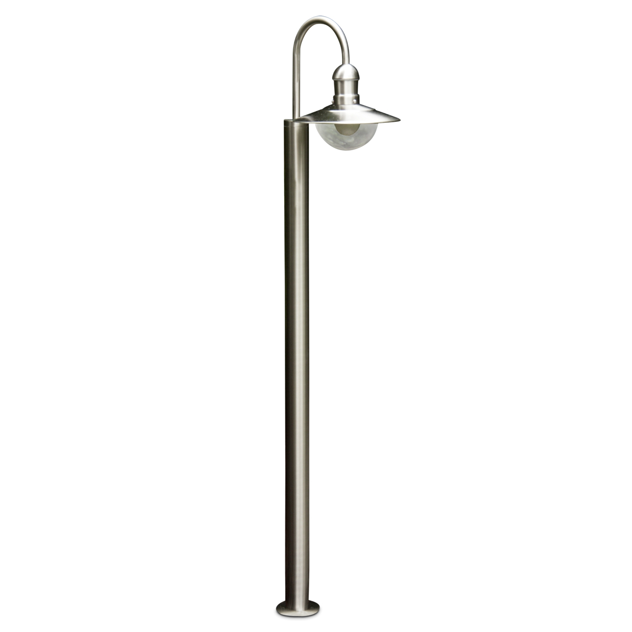 Eine moderne Stehleuchte aus gebürstetem Metall mit einem kuppelförmigen Lampenschirm.