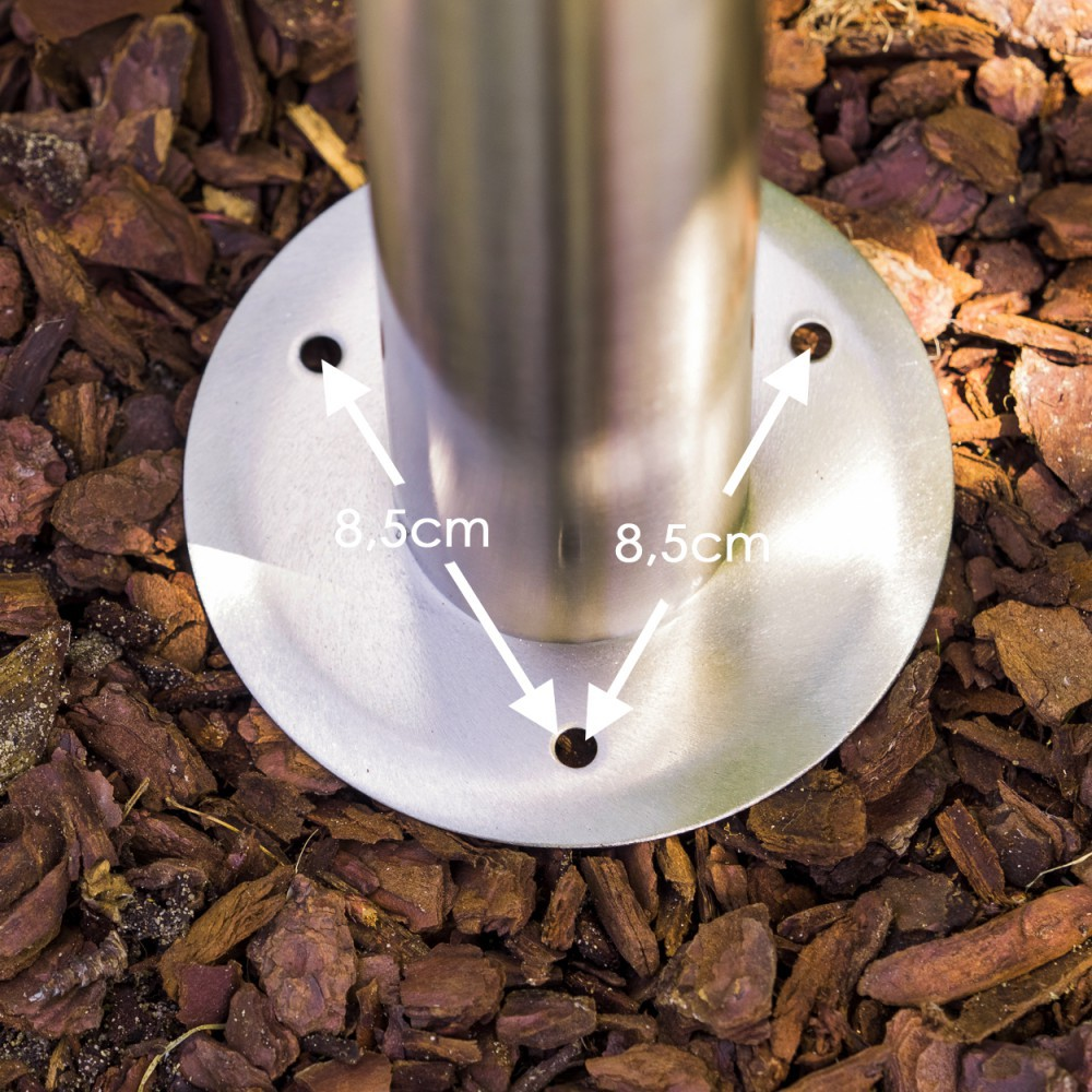 Metallfuß mit drei Schraubenlöchern auf Rindenmulch. Beschriftung zeigt 8,5cm.