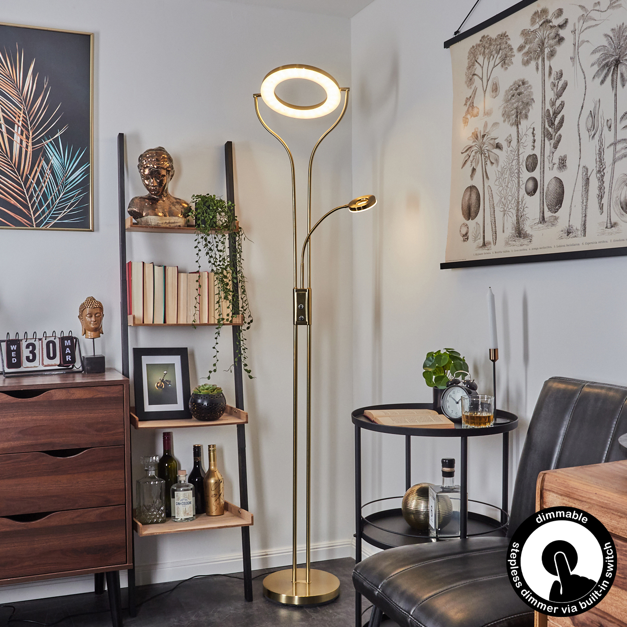 Ein goldener Stehlampe mit LED-Ring und verstellbarem Lesearm.