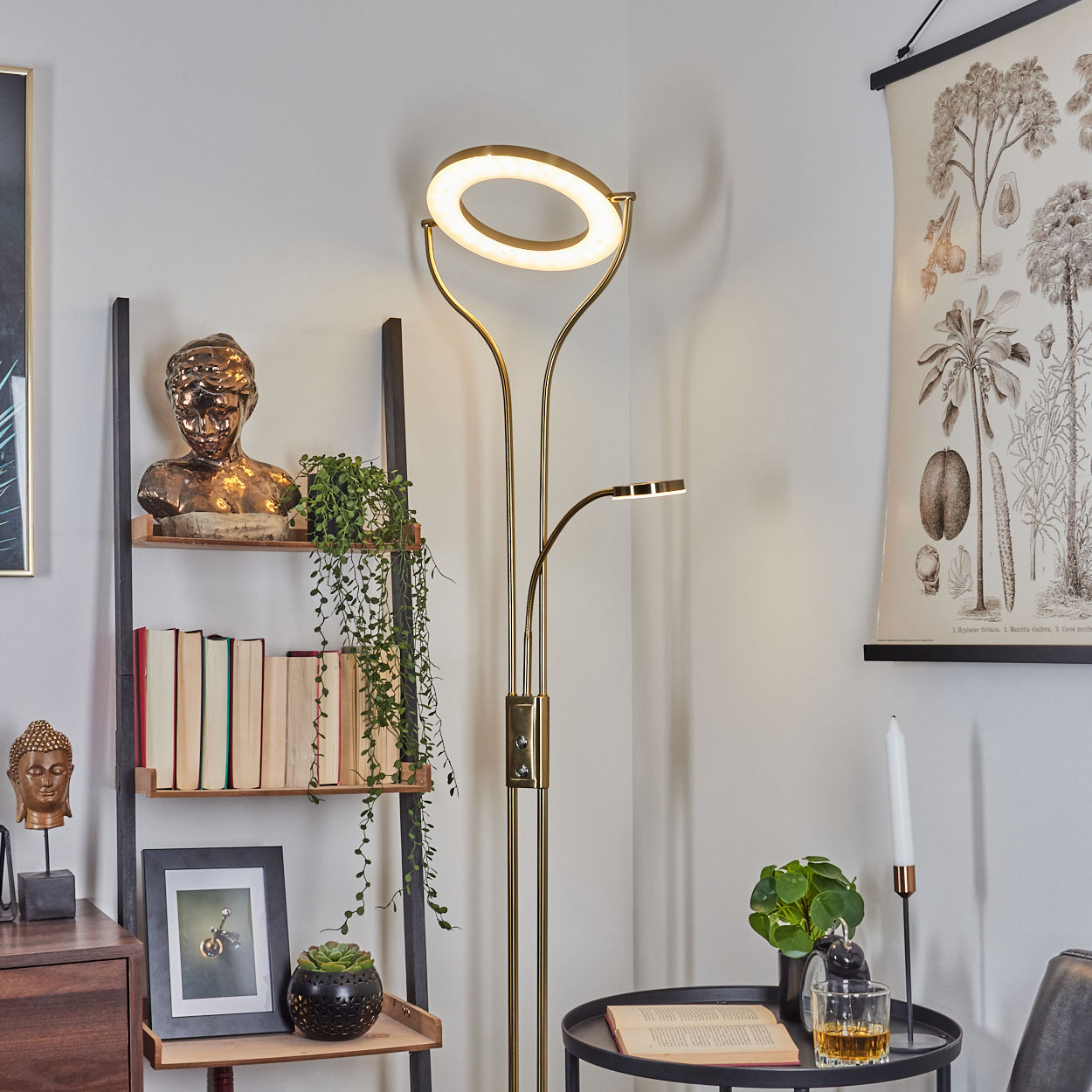 Ein moderner Stehlampen-Ständer mit einem runden Ringlicht und einem kleineren Leselicht.