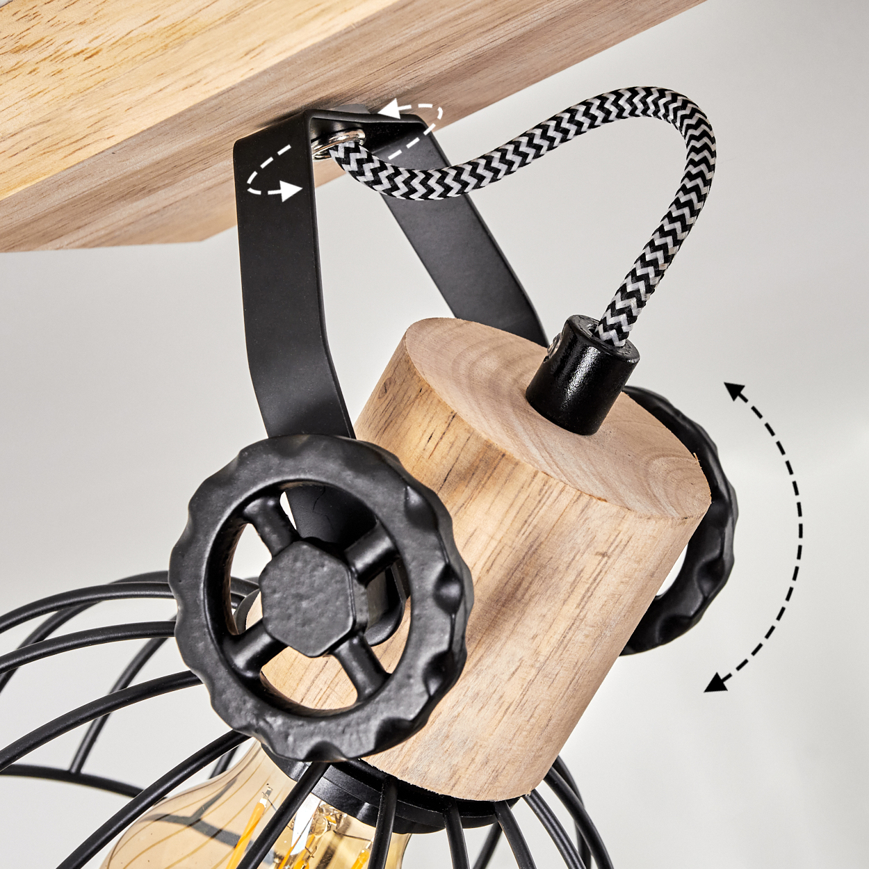 Holzblocklampe mit schwarzen Rädern und Kabel, an Holzdecke befestigt.