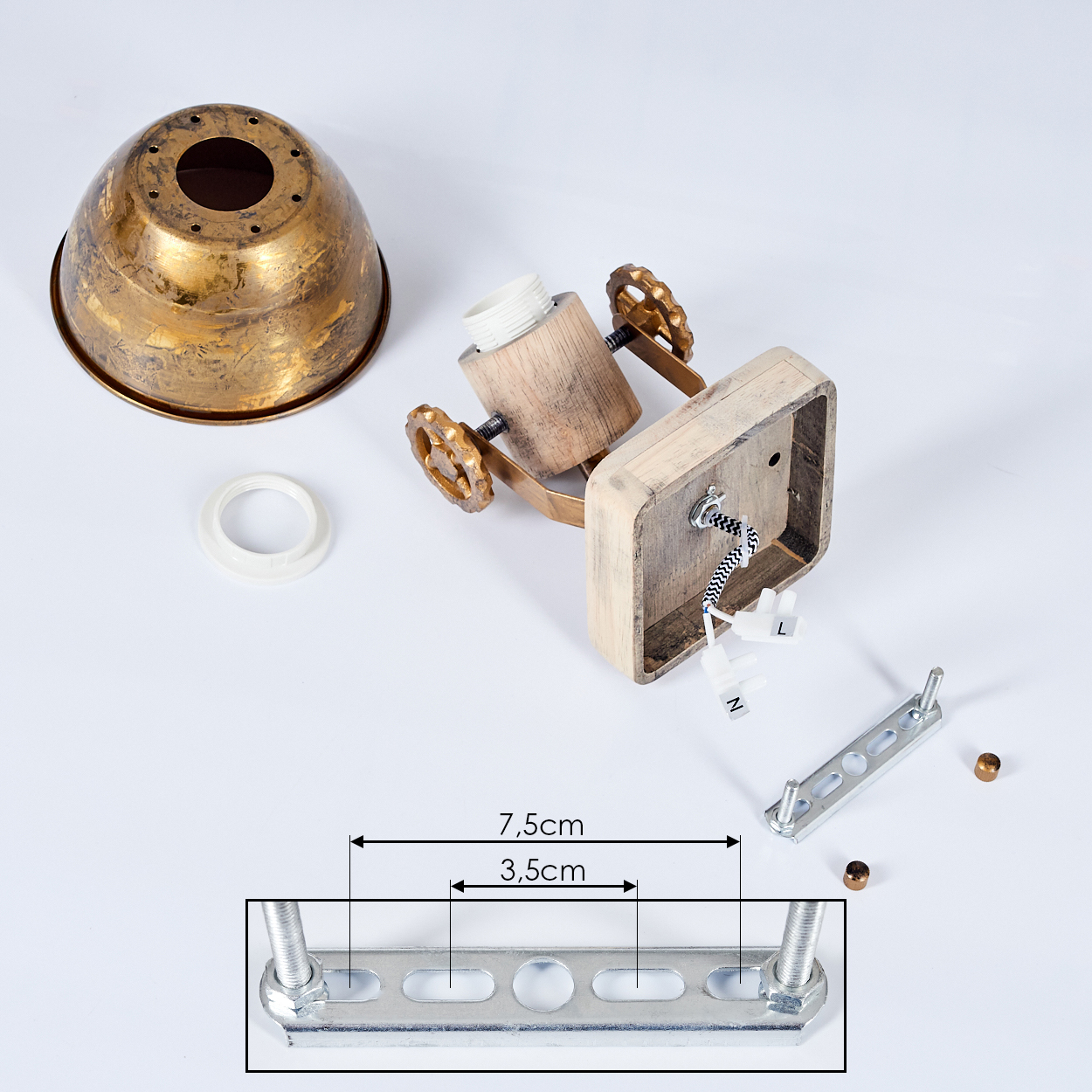 Teile einer Lampe: Messingfarbener Schirm, Holzgehäuse, Metallhalterung und Schrauben.