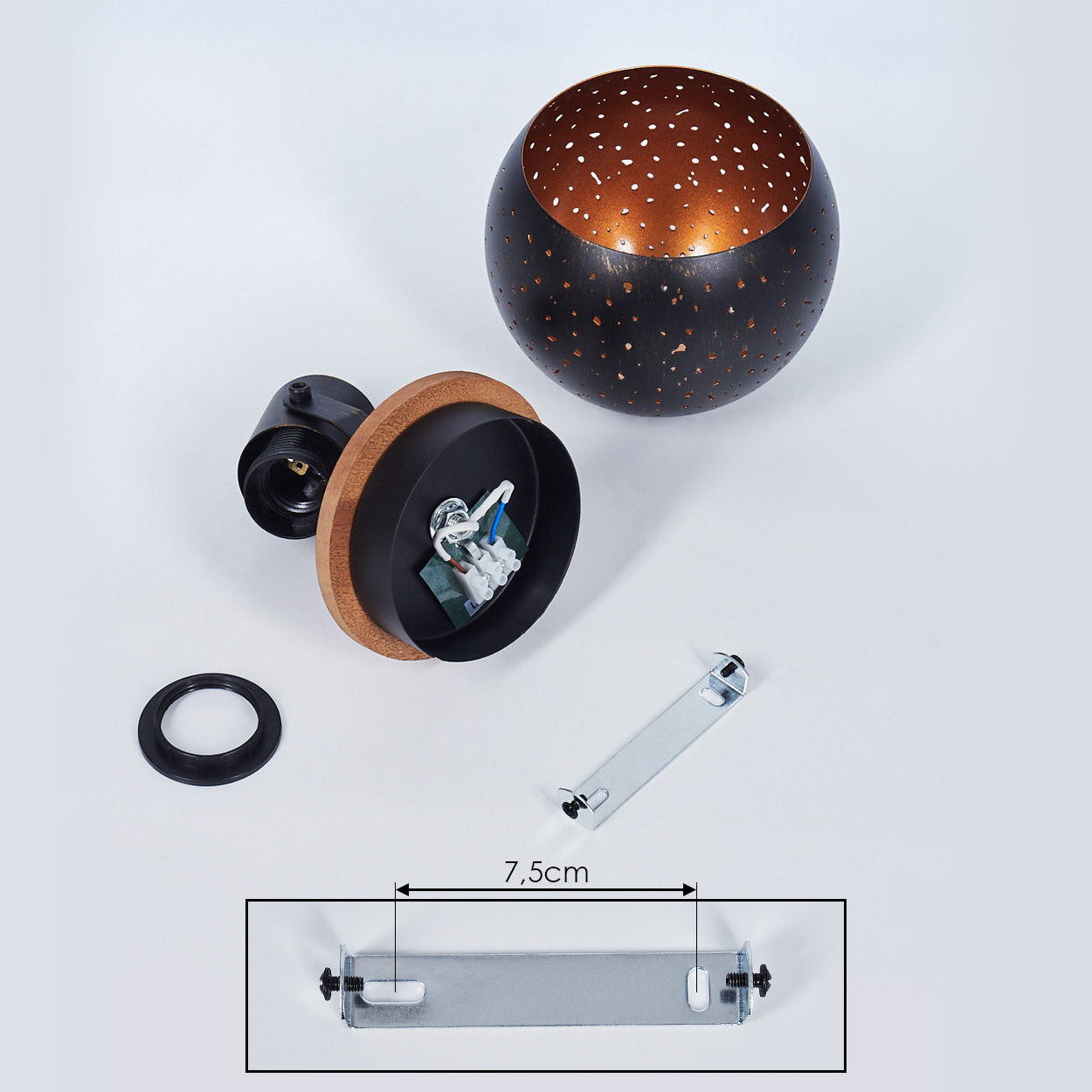 Eine kugelförmige Lampe mit perforiertem Design, aufgeschlüsselt in ihre Bestandteile.