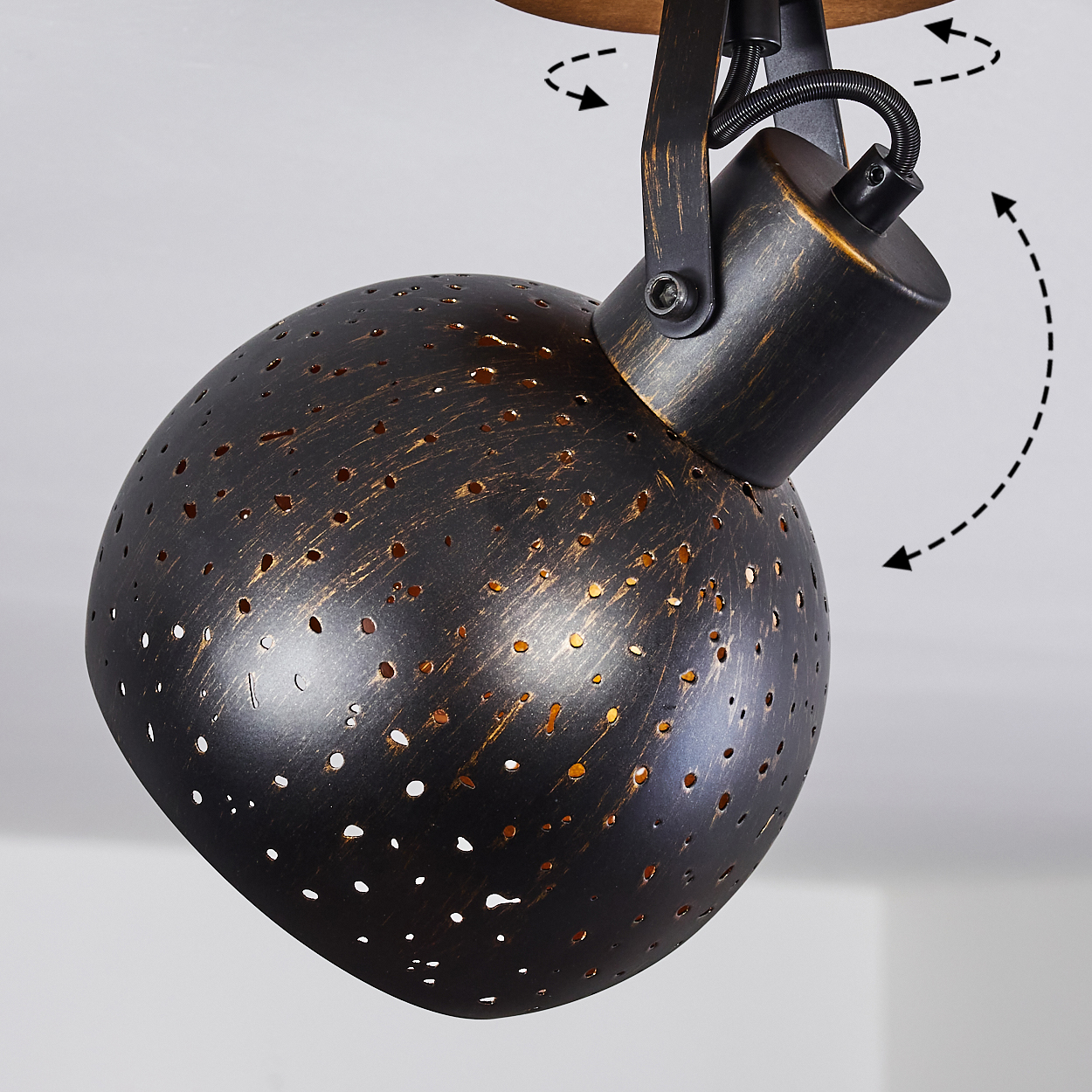 Schwarze Lampe mit Lochmuster, goldene Akzente, verstellbar.