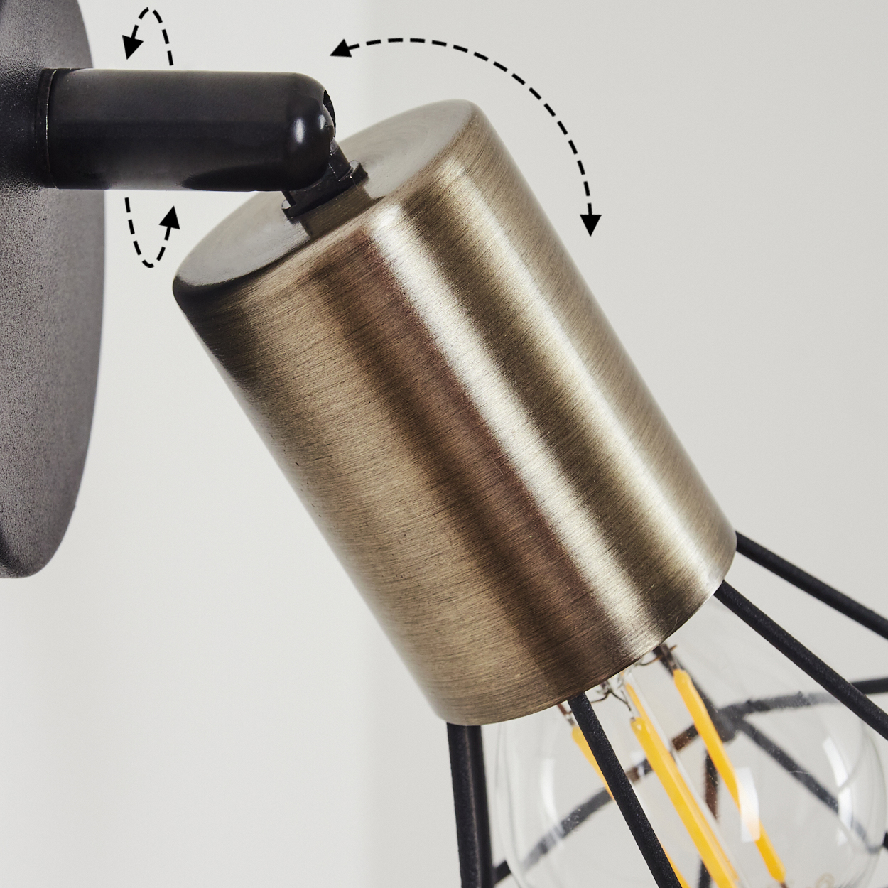 Schwenkarm einer Lampe mit verstellbarem Kopf, der eine Glühbirne beleuchtet.