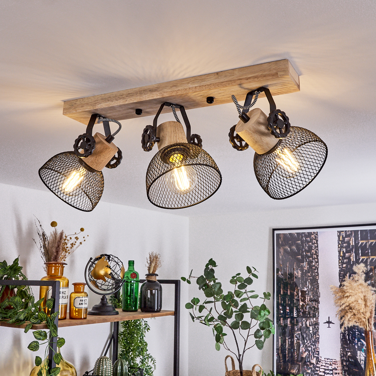 Deckenleuchte mit Holz und drei schwarzen Gitterschirmen.