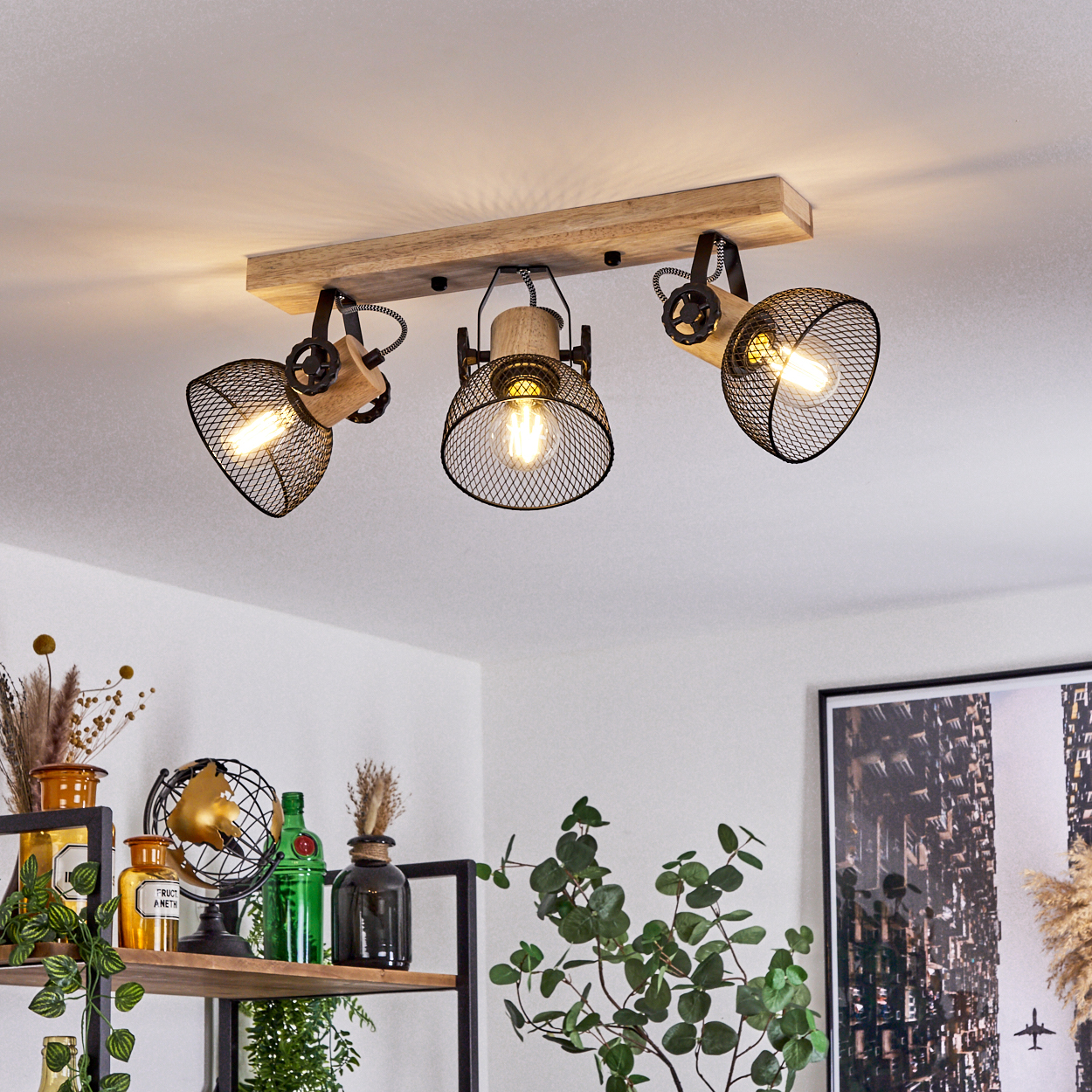 Deckenleuchte mit Holzbalken und drei schwarzen Drahtkörben.