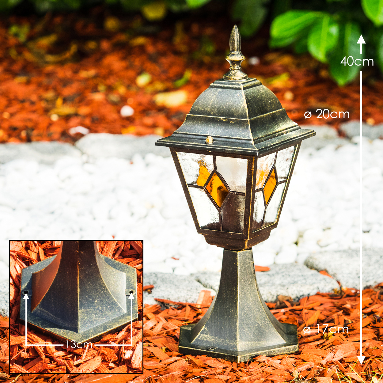 Eine dekorative Gartenlaterne mit Glas und Metall, 40cm hoch.