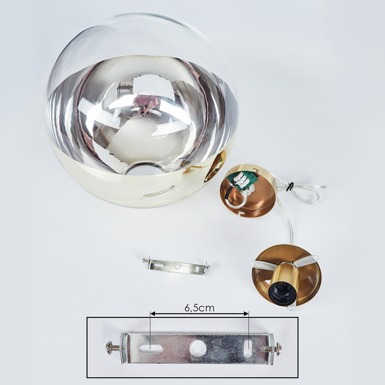 Lampe mit Glaskugel, Messingfassung und Montagehalterung 6,5 cm.