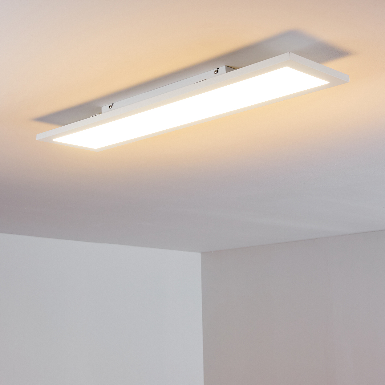 Eine weiße rechteckige Deckenleuchte mit hellem Licht.