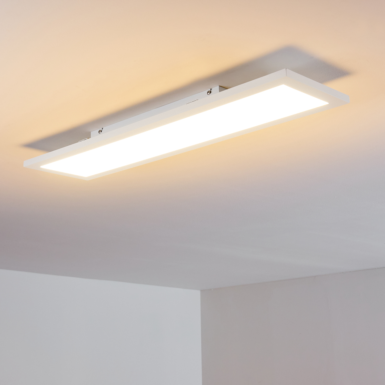 Eine rechteckige Deckenleuchte mit weißem Rahmen und hellem Licht.