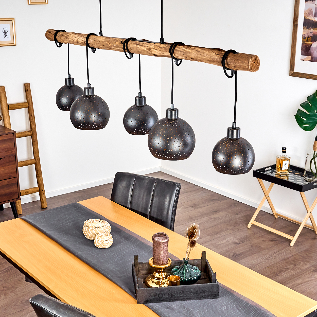 Holzbalken-Hängelampe mit fünf kugelförmigen Lampenschirmen.