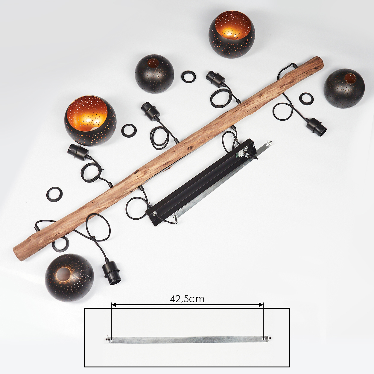 Lampenbauteile: Holzstamm, Kugelschirme, Kabel, Fassungen und Metallstreifen.
