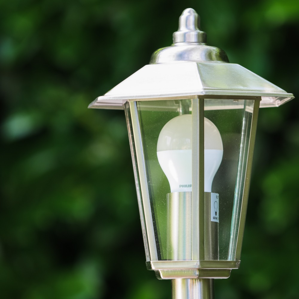 Eine silberne Laterne mit einer weißen LED-Glühbirne.