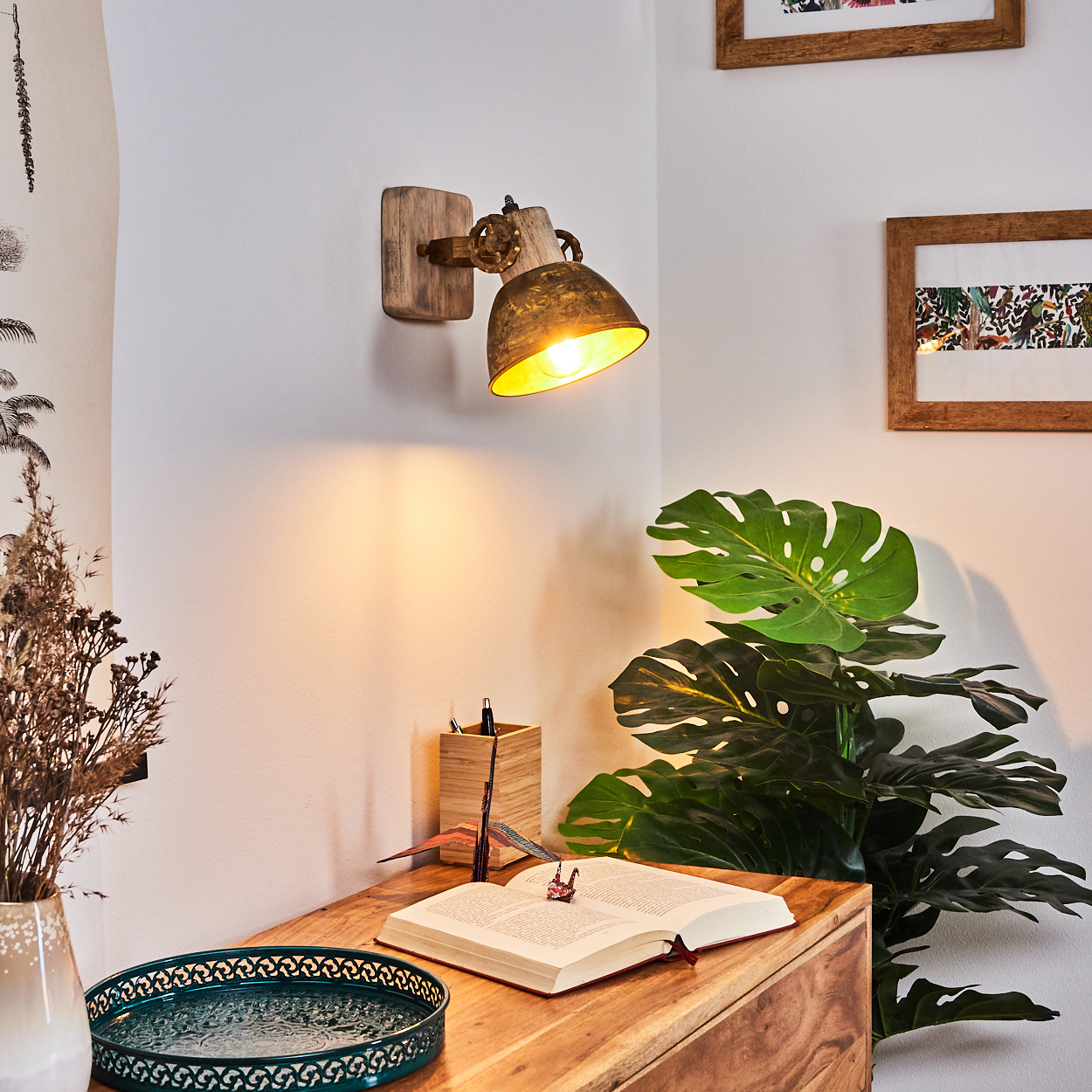 Ein Nachttisch mit Lampe, Buch und Pflanze.