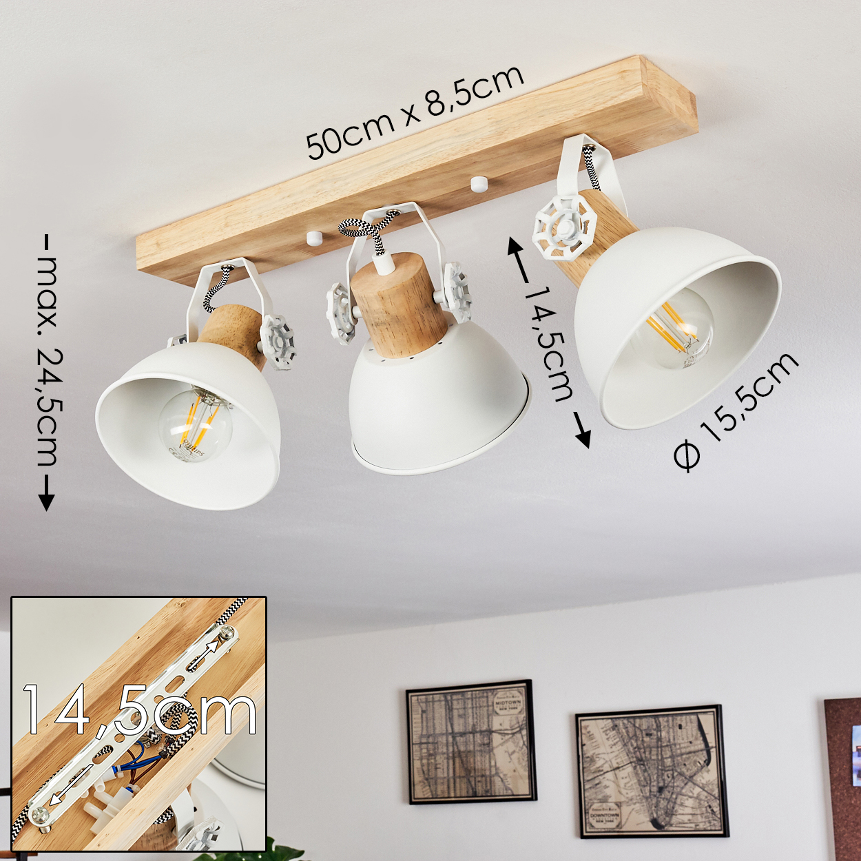 Eine Deckenleuchte aus Holz mit drei weißen Schirmen und sichtbaren Glühbirnen.
