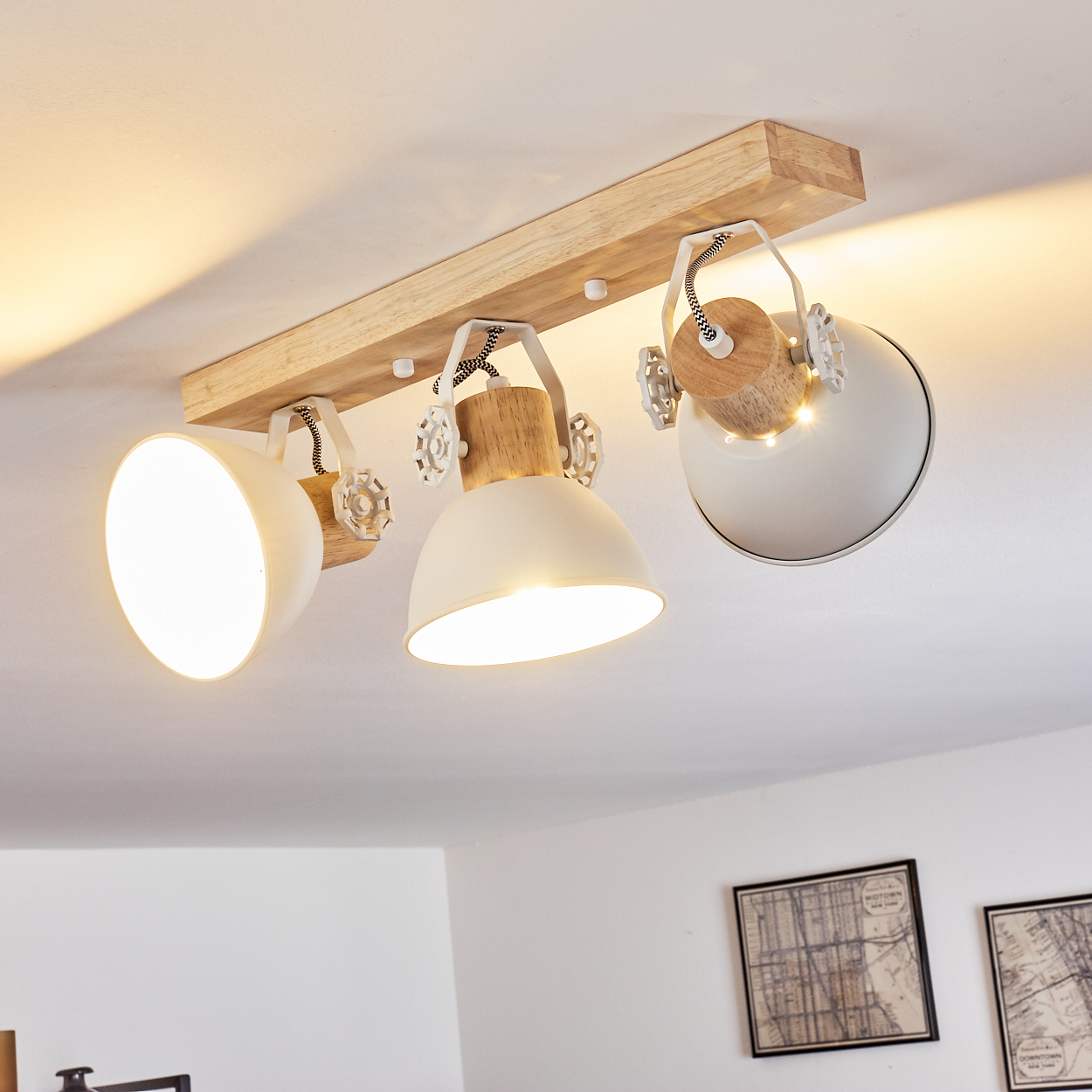 Deckenleuchte mit Holzsockel und drei weißen Lampenschirmen.