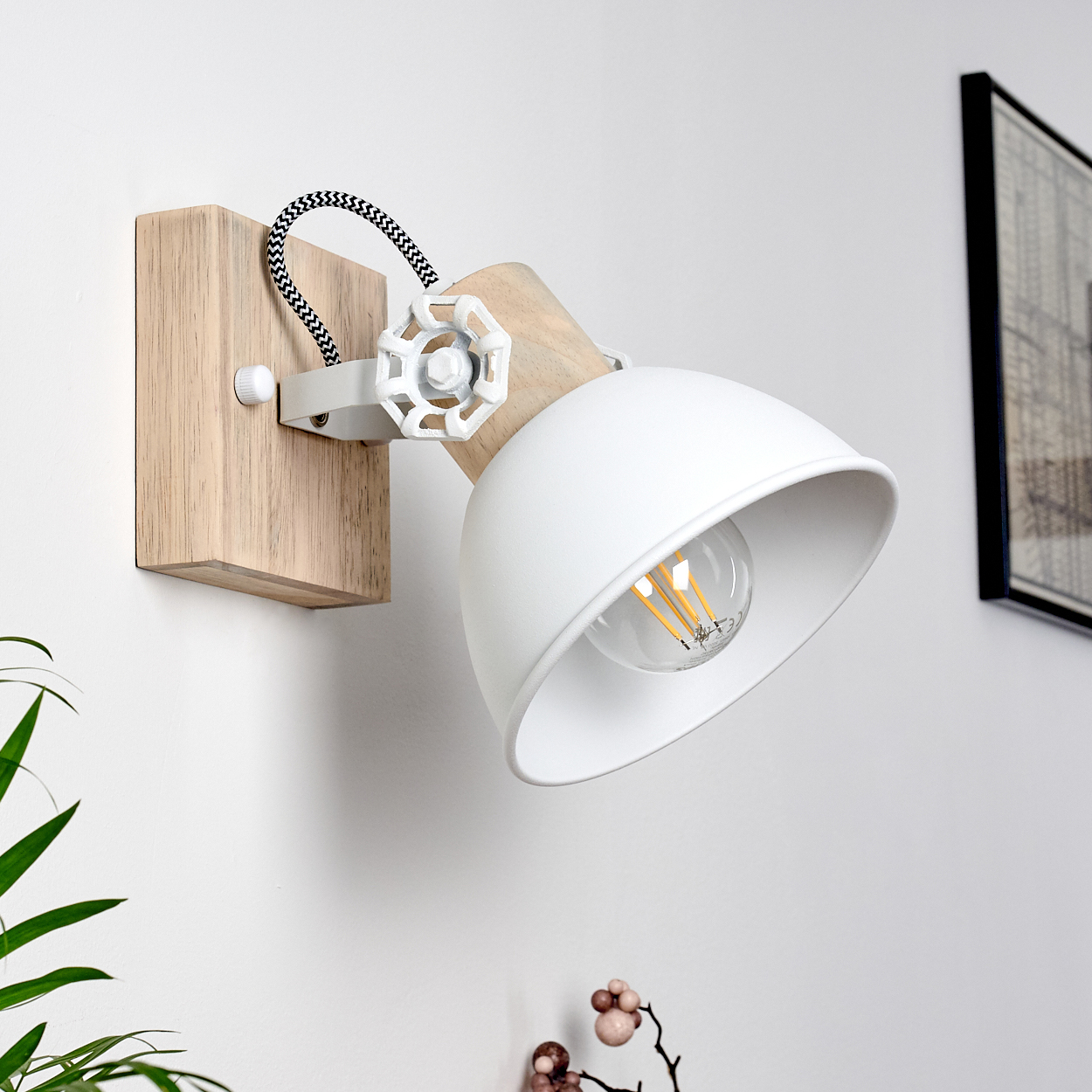 Wandlampe mit Holzsockel, weißem Schirm und sichtbarer Glühbirne.