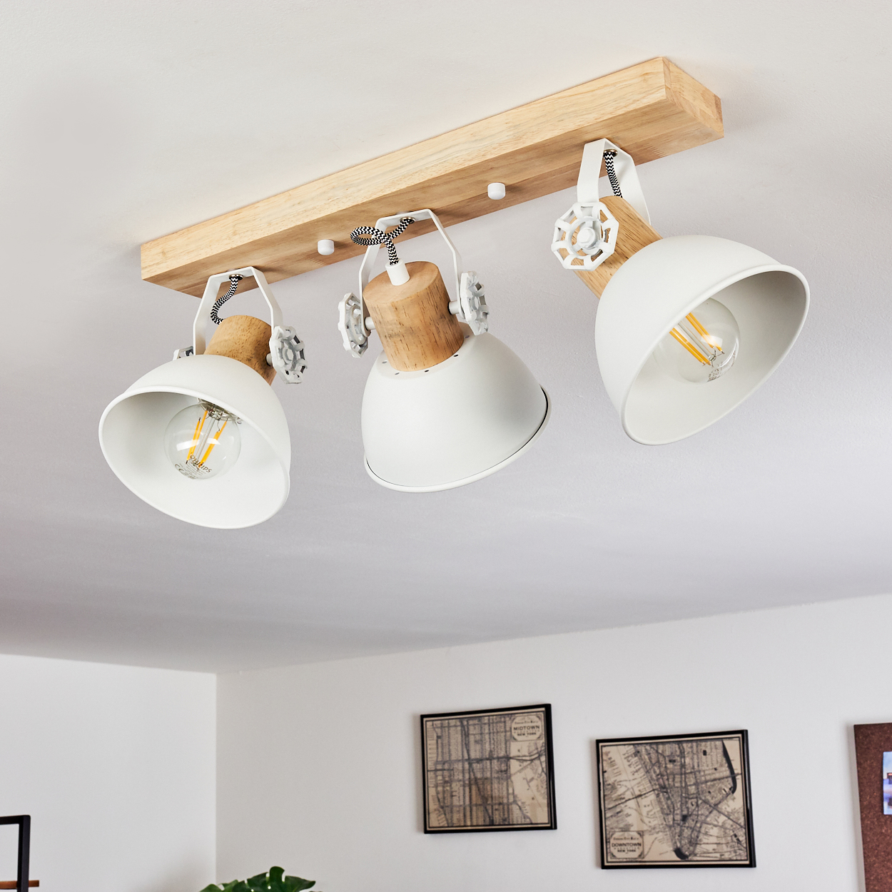 Deckenleuchte mit Holzbasis und drei weißen Lampenschirmen.