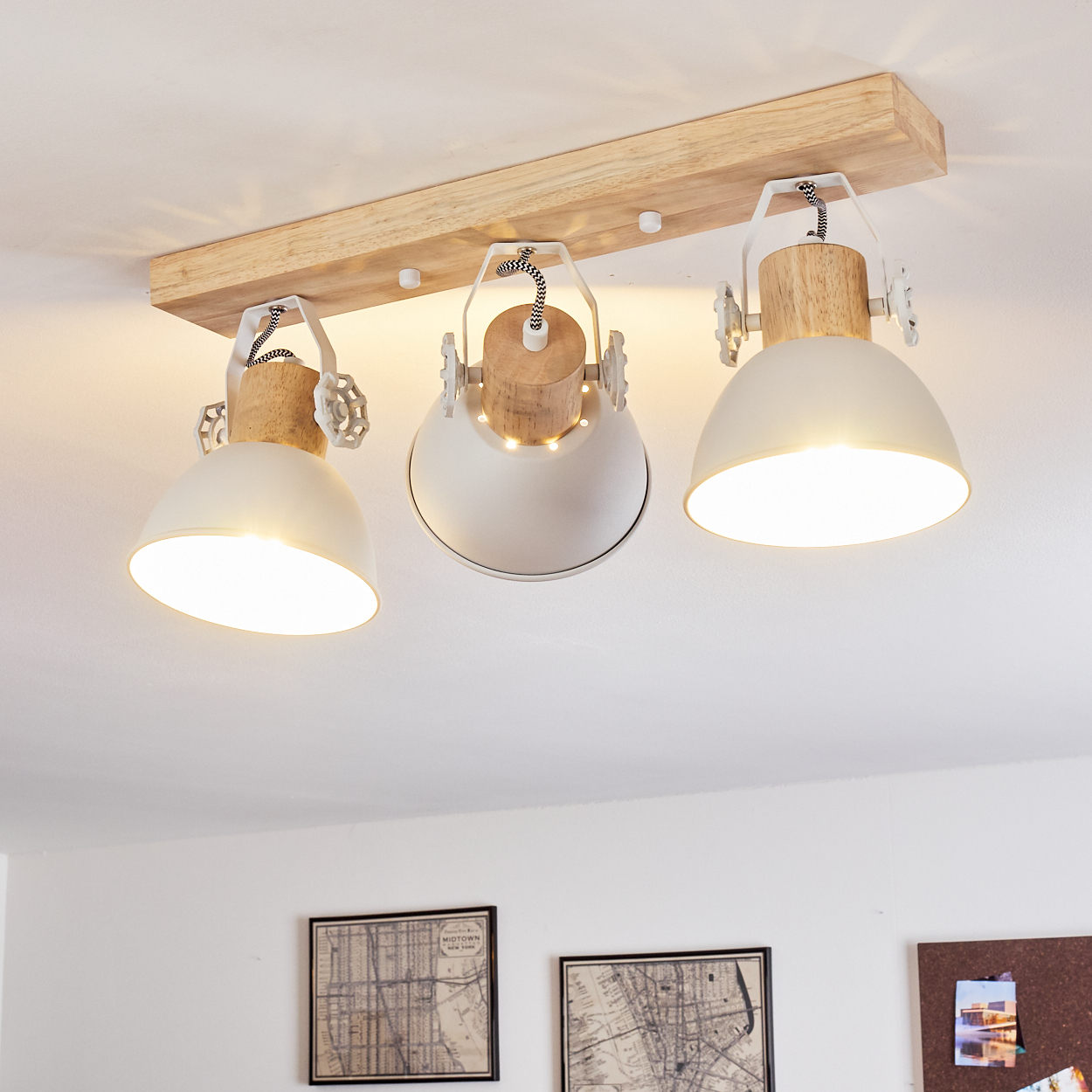 Deckenleuchte mit Holzsockel und drei weißen Schirmen.