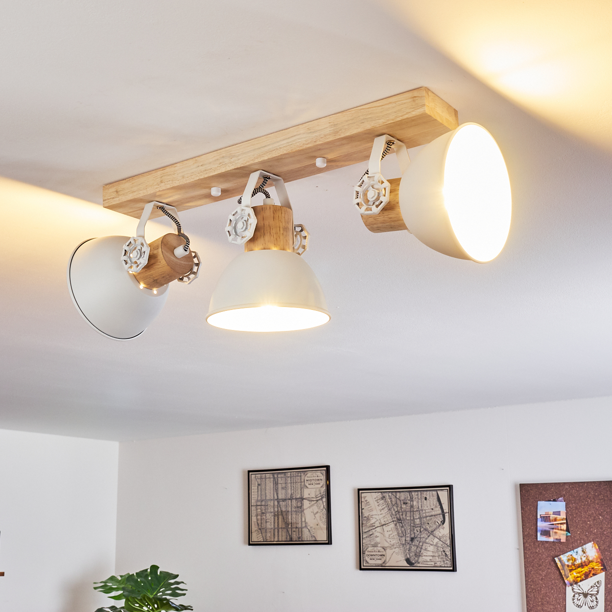 Deckenleuchte mit Holzbasis und drei weißen Lampenschirmen, verstellbar.