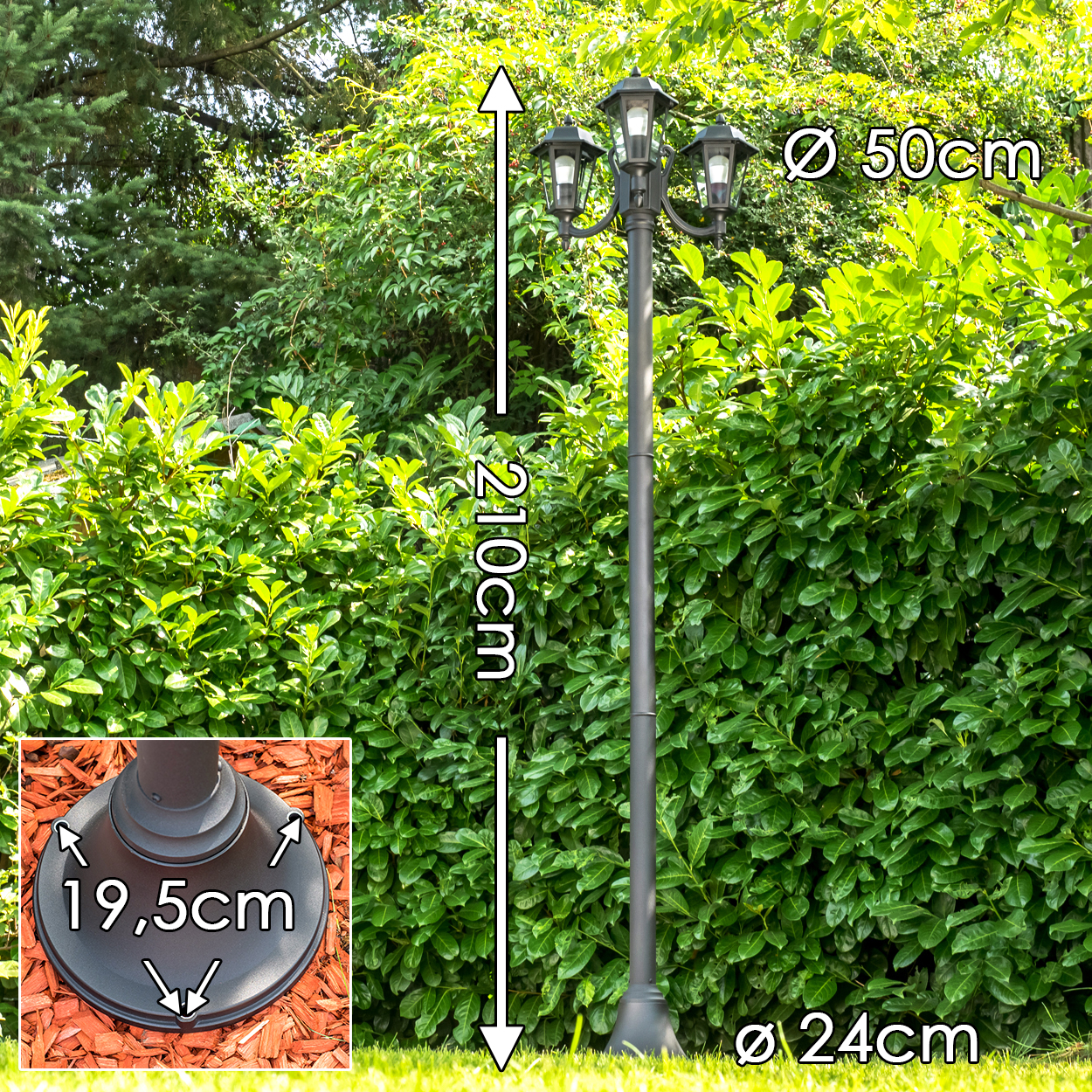 Ein dunkler Laternenpfahl mit drei Lichtern steht im Garten, 210cm hoch.