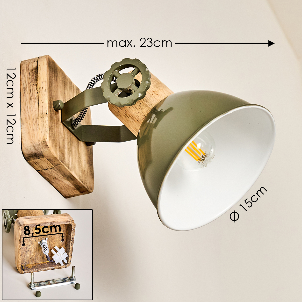 Wandleuchte mit Holzsockel, grünem Lampenschirm und verstellbarem Arm.