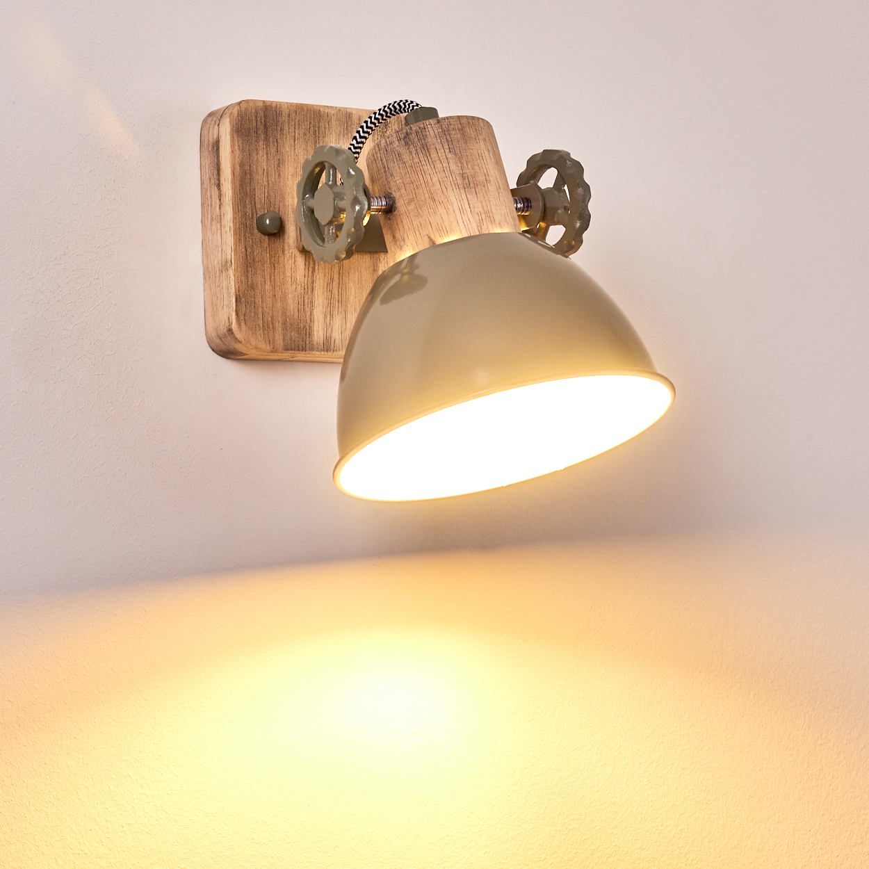 Eine Wandleuchte aus Holz mit einem grauen Lampenschirm und Drehgriffen.