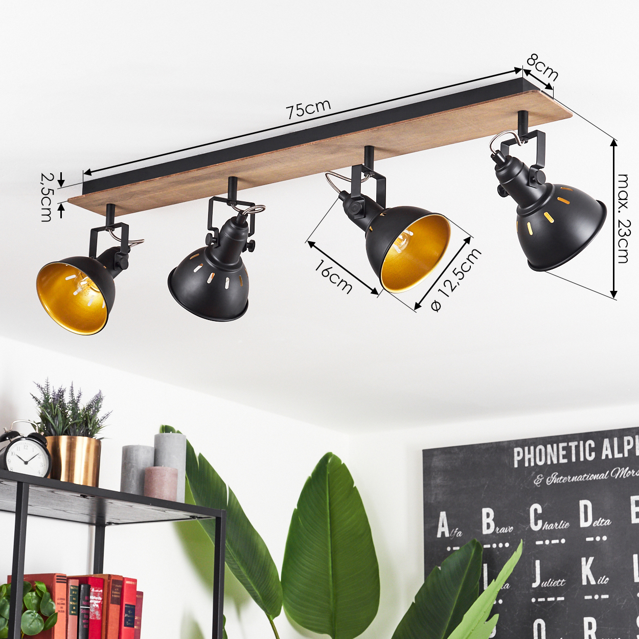Schwarze Deckenleuchte mit Holzsockel, vier verstellbaren Spots mit goldenem Innenleben.