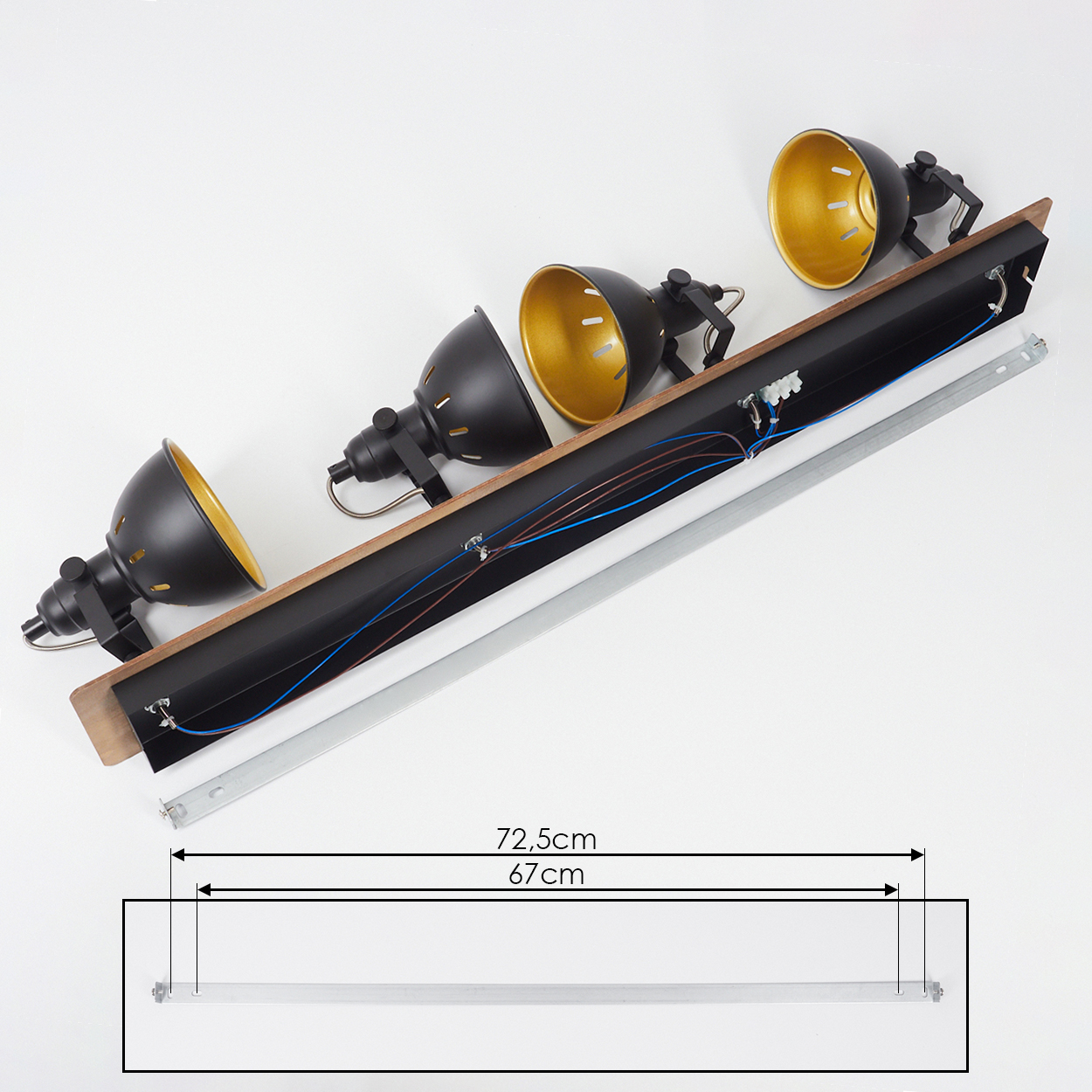 Schwarzer Deckenfluter mit vier Lampenschirmen, goldfarbenen Innenseiten und Holzakzent.