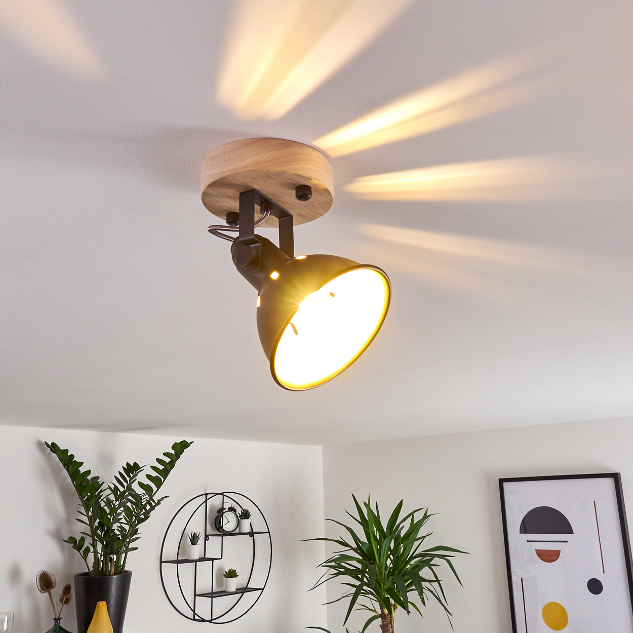 Ein einzelner Deckenstrahler mit Holzbasis leuchtet auf einer weißen Decke.