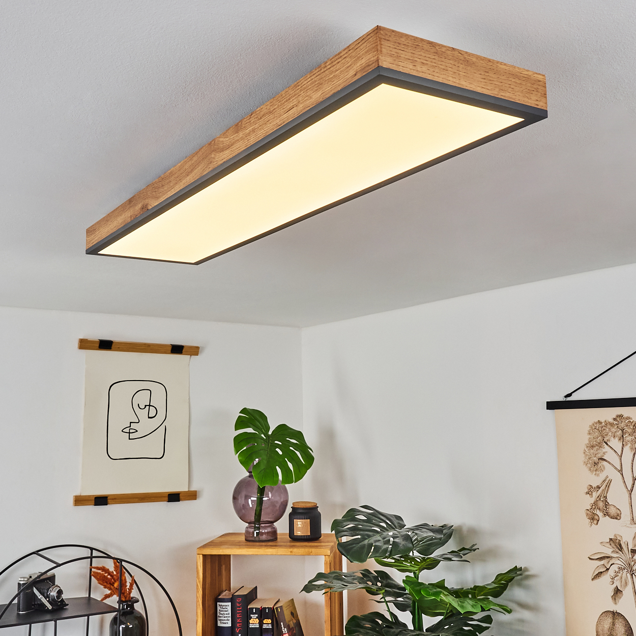 Eine rechteckige Deckenleuchte mit Holzrahmen und integriertem Licht.
