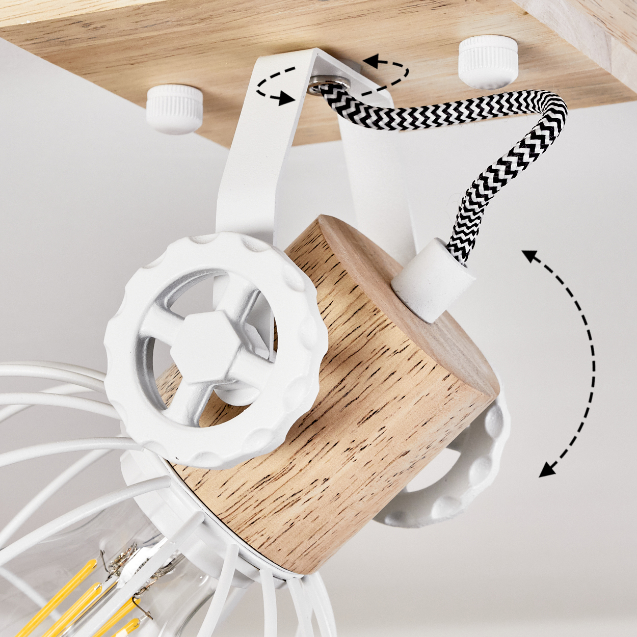 Deckenlampe mit Holzelementen und einem drehbaren weißen Rad. Schwarz-weiße Kabel.