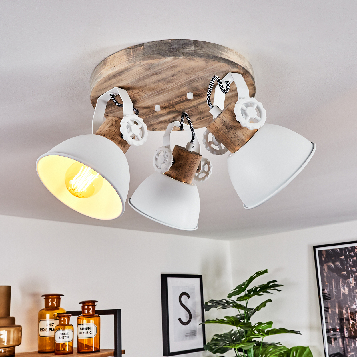 Deckenleuchte mit Holzplatte, drei weißen Lampenschirmen und sichtbaren Glühbirnen.