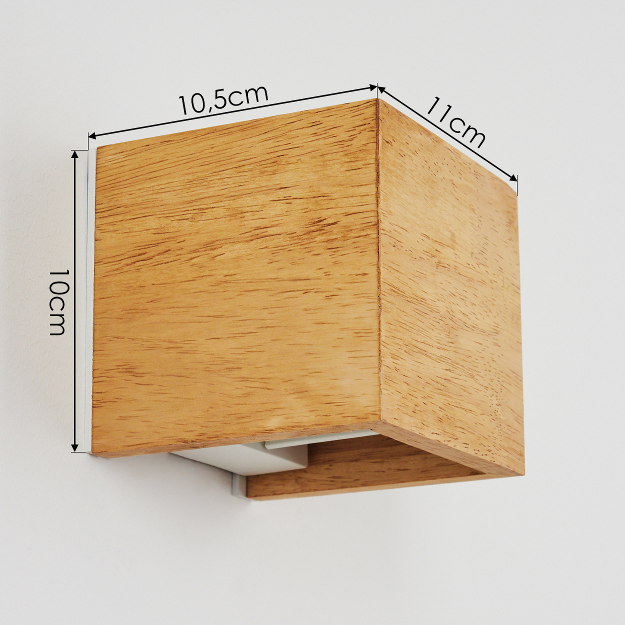 Holz-Wandleuchte mit Maßen 10cm x 10,5cm x 11cm.
