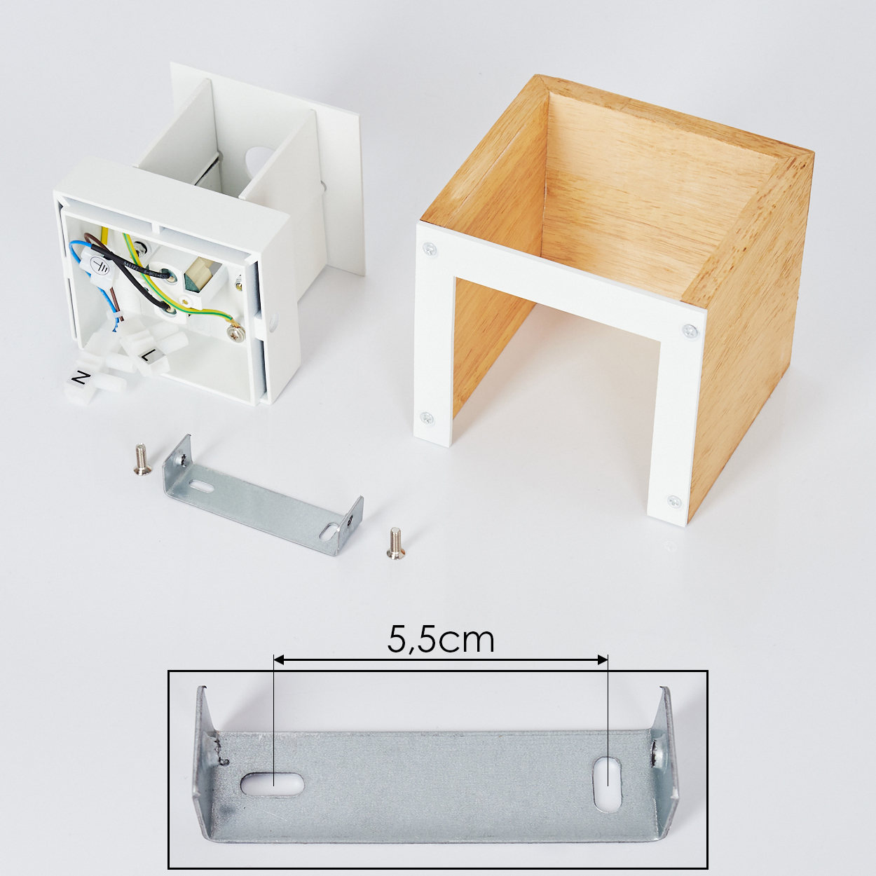 Einbauleuchte mit Holz- und weißen Elementen, Montagehalterung und Schrauben.