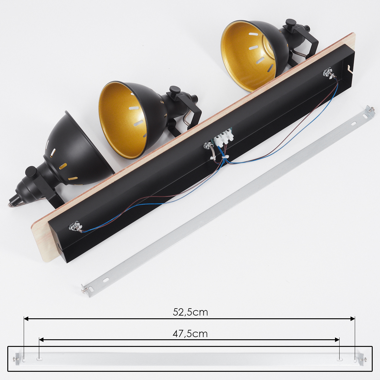 Zwei schwarze Lampenschirme mit goldenem Inneren auf Holzbalken, mit Kabeln und Metallhalterung.
