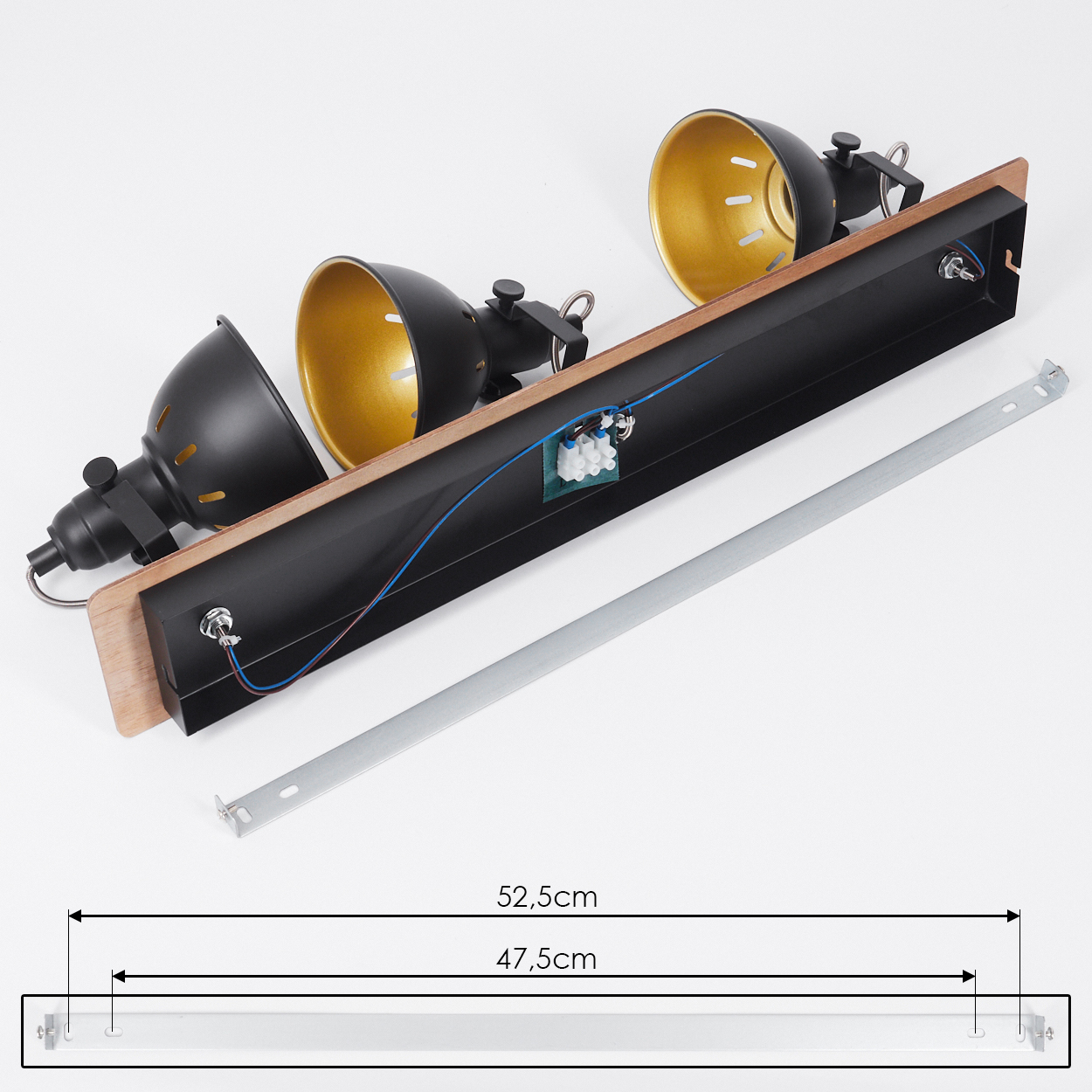 Schwarzer Deckenstrahler mit Holzbasis, drei Lampenschirmen und Metallhalterung.