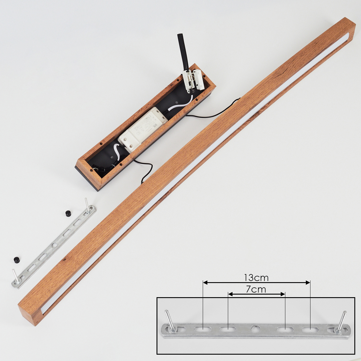 Ein Holzluster-Bausatz mit LED-Streifen, Treiber und Montagezubehör.