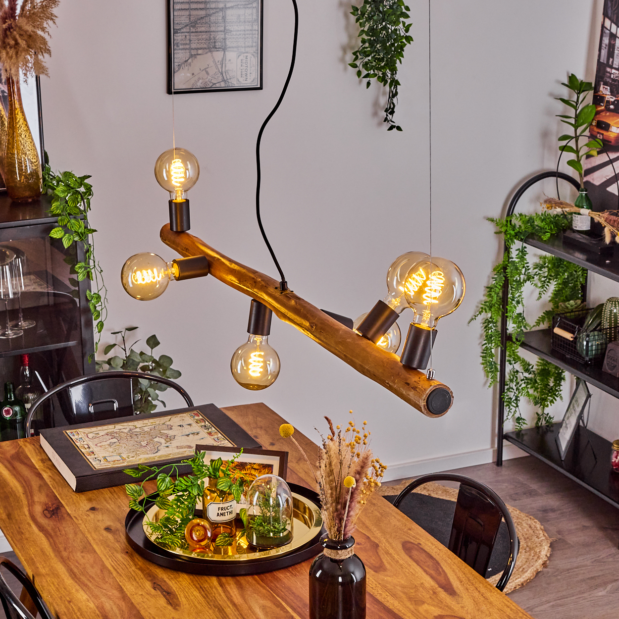 Hängeleuchte aus Holz mit fünf Glühbirnen über einem Holztisch.