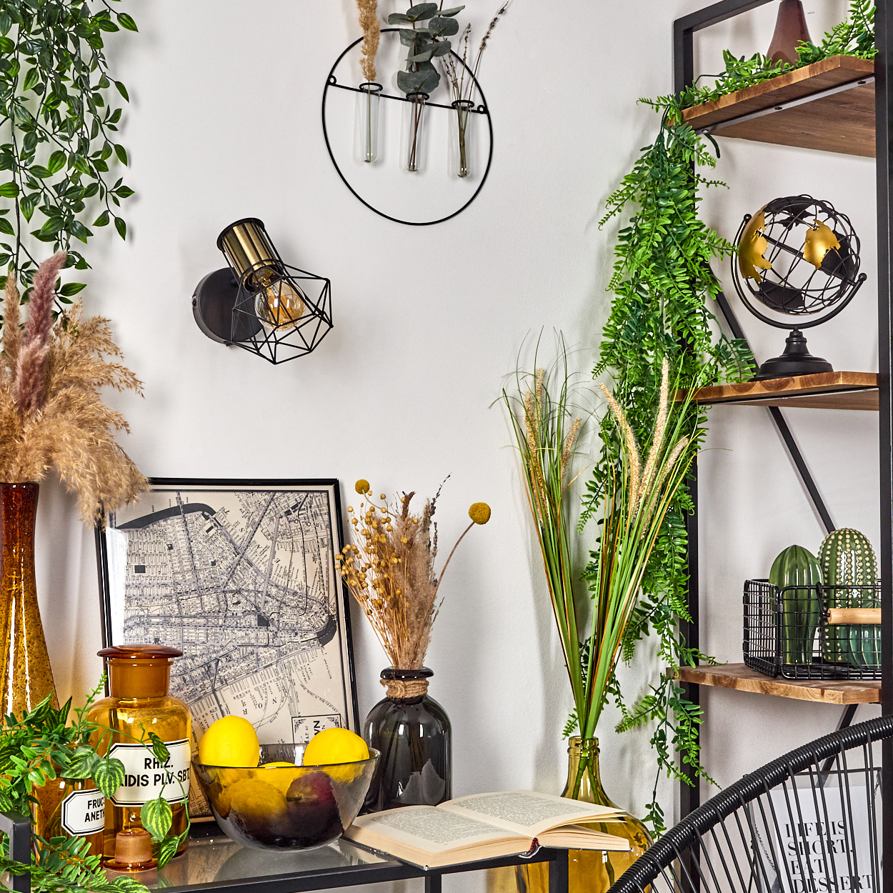 Eine Wand mit einer goldenen Lampe, Trockenblumen, einer Karte und einem Regal mit Pflanzen und Globen.