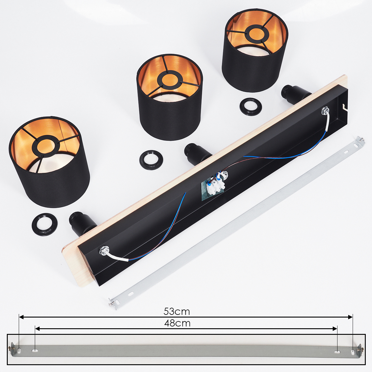 Teile einer Lampe: drei Lampenschirme, Fassungen, Holzsockel, Metallbügel.
