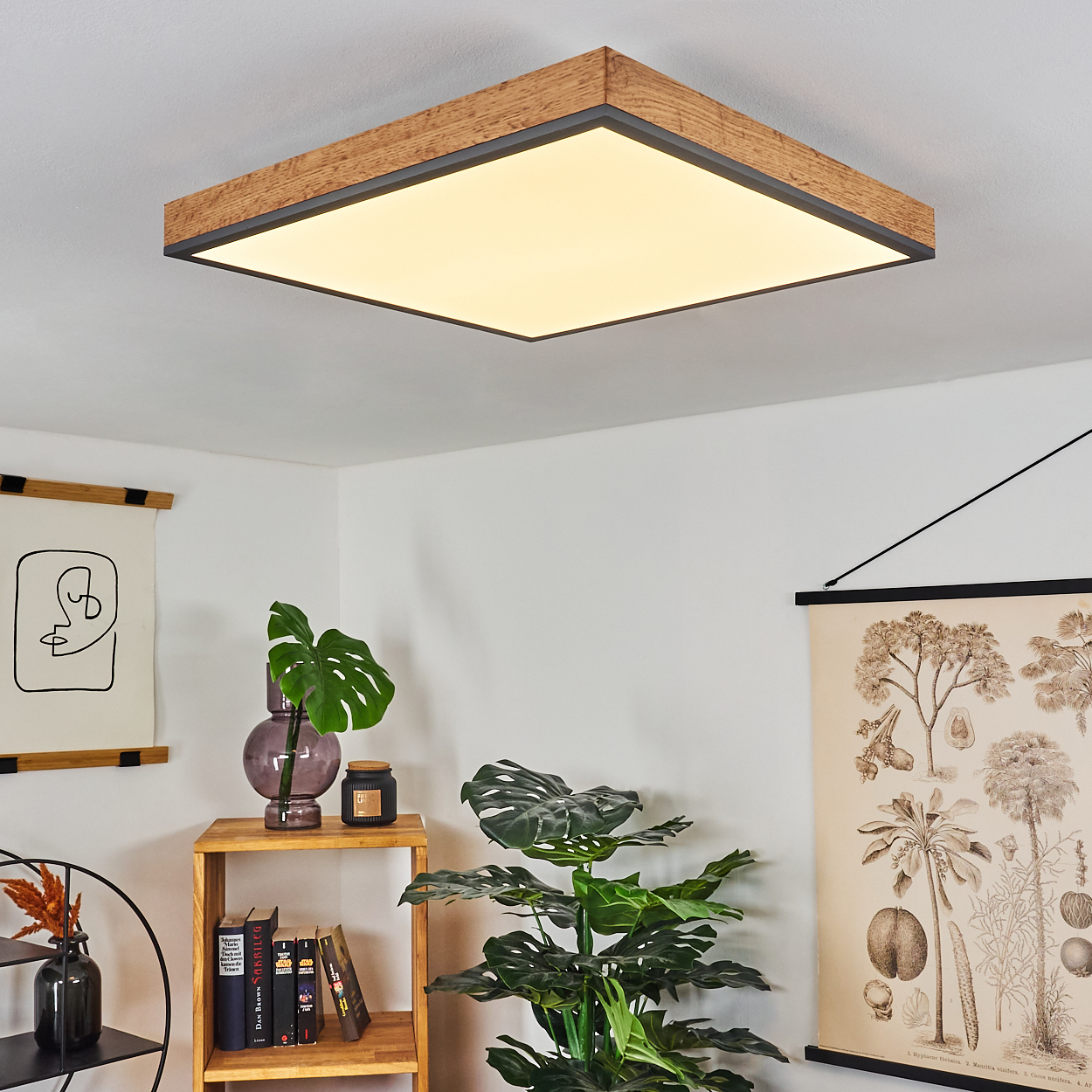 Eine rechteckige Deckenleuchte mit Holzrahmen und einem diffusen Lichtpanel.