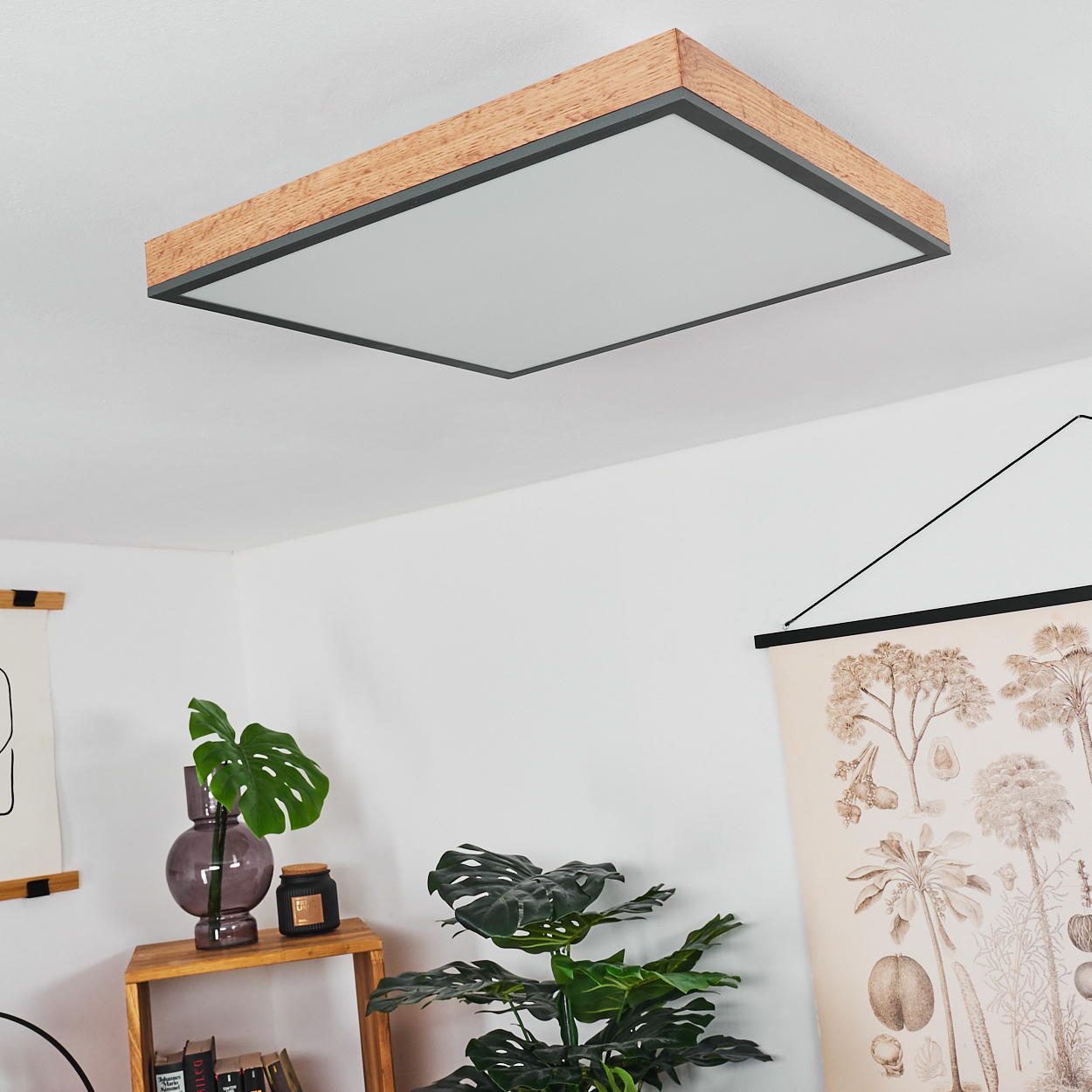 Rechteckige Deckenleuchte mit Holzrahmen und Milchglasdiffusor.