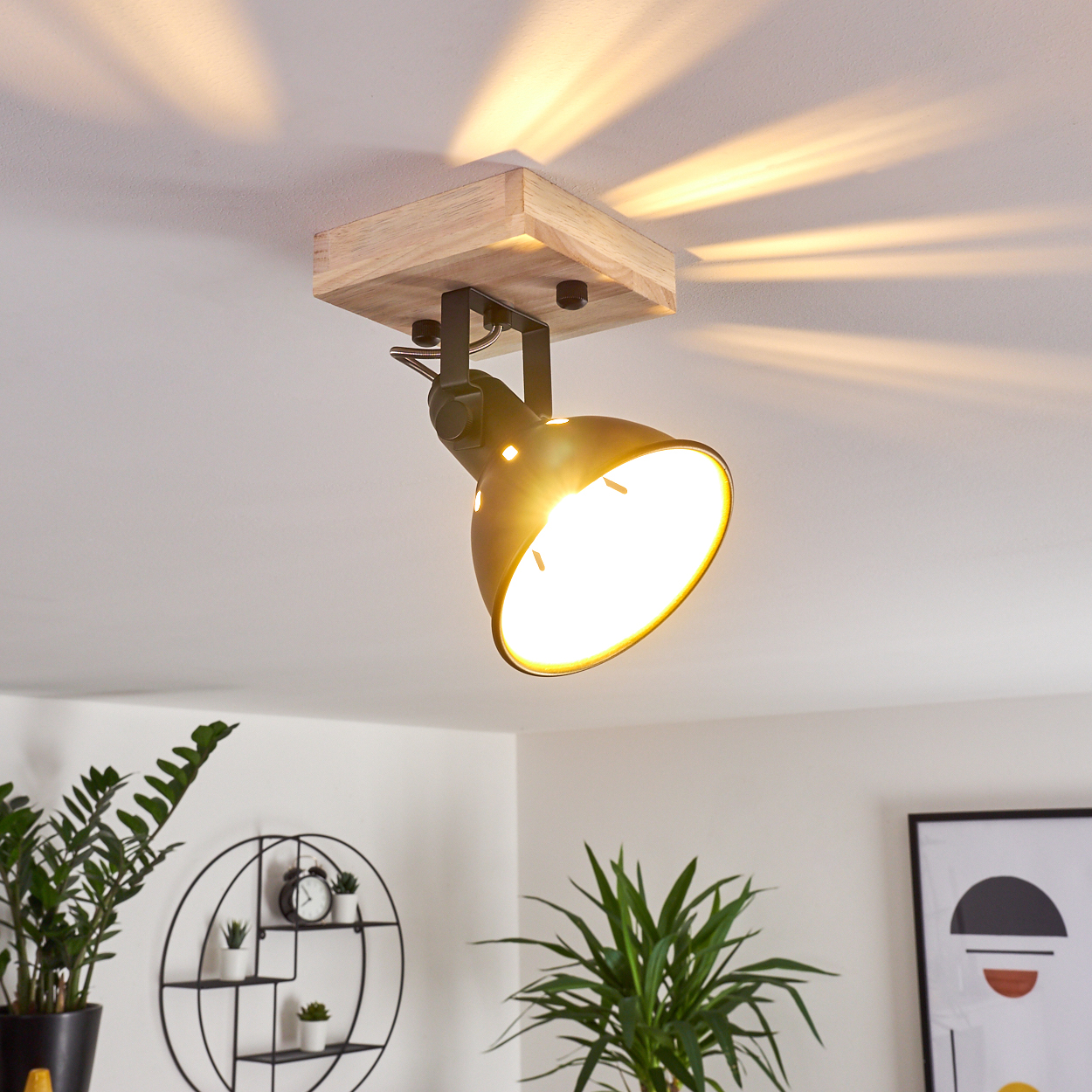 Deckenleuchte mit Holzsockel und schwarzem Metallreflektor, der Lichtstrahlen wirft.