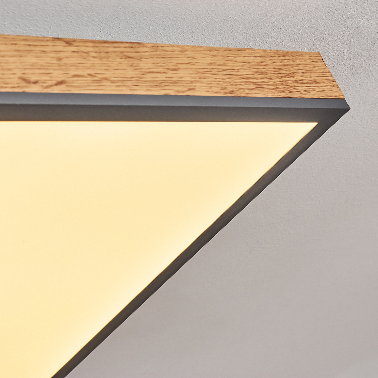 Moderne Deckenleuchte mit Holzrahmen und warmweißem Licht.
