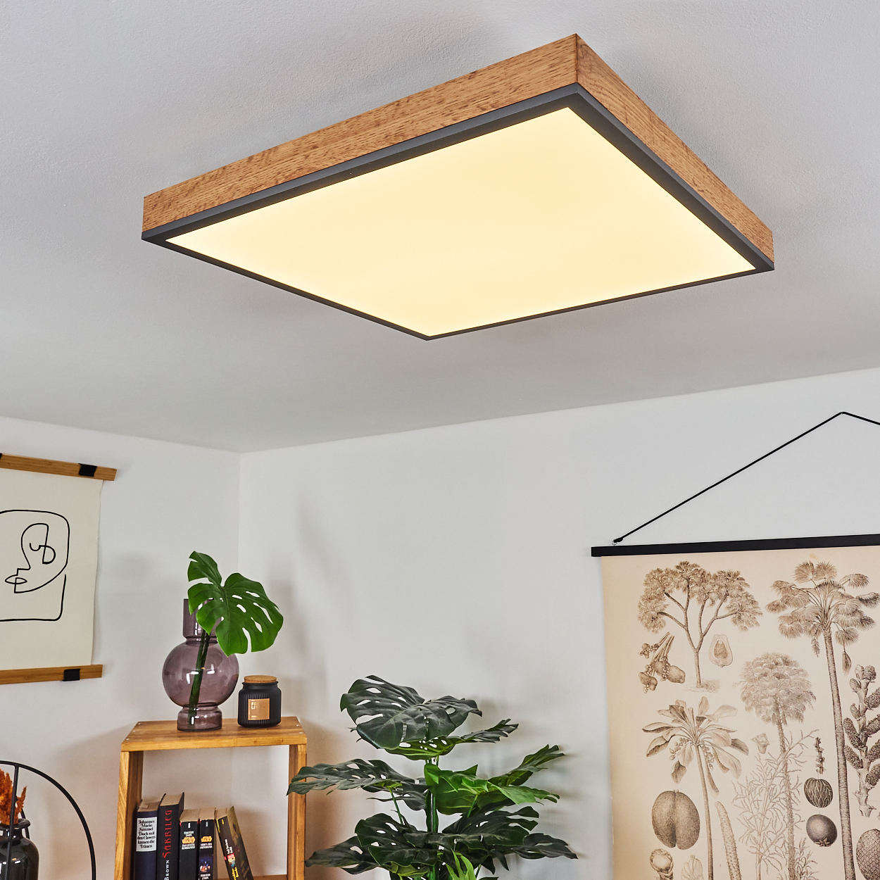 Eine rechteckige Deckenleuchte mit Holzrahmen und weißer Lichtplatte.