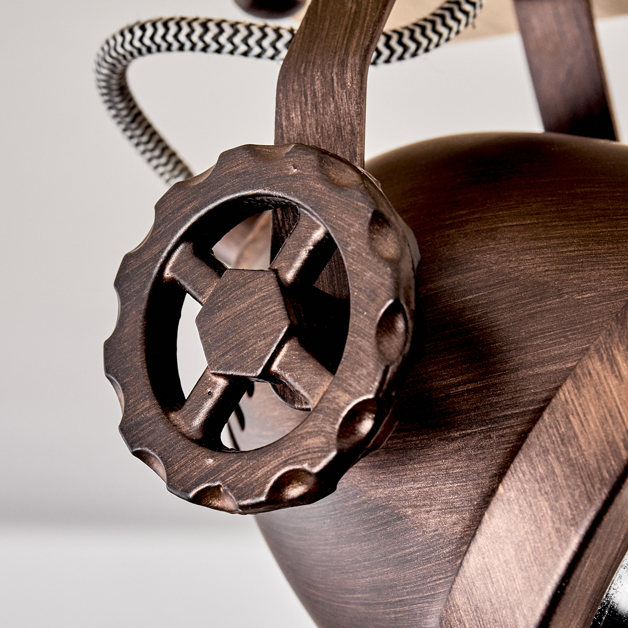 Bronzefarbene Lampe mit Zahnrad und Kabel