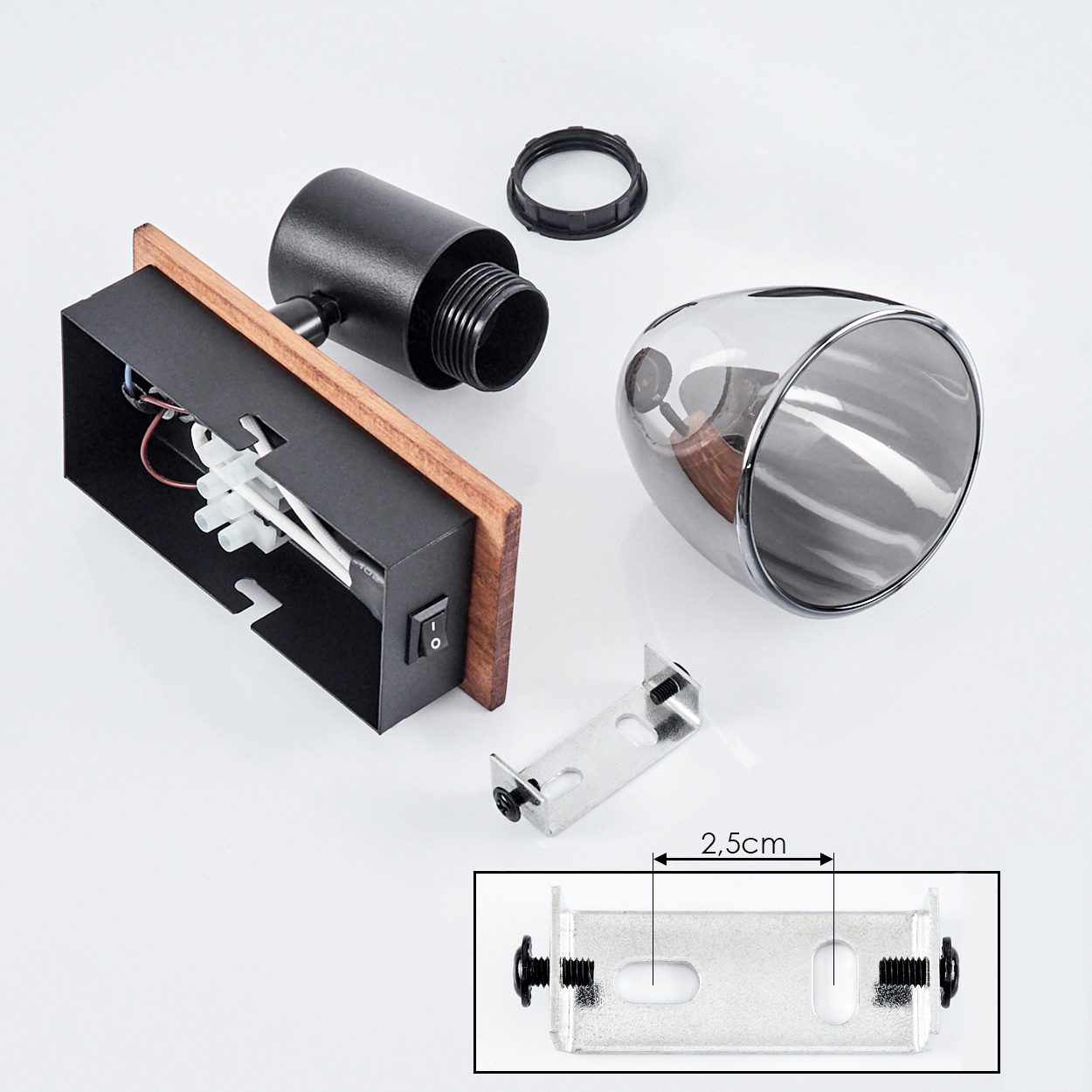 Teile einer Lampe: schwarzer Lampenschirm, Holzsockel, Metallhalterung, Schalter.