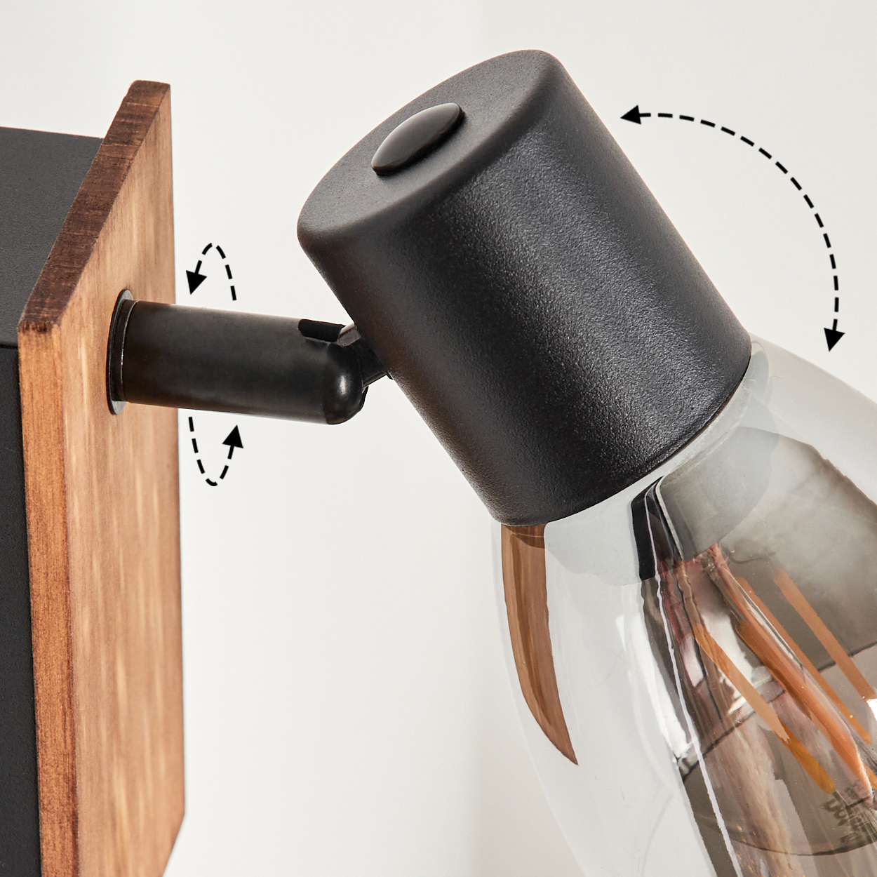Schwenkbare Lampe mit Holzsockel und schwarzem Metallarm. Klare Glühbirne.
